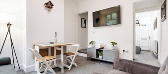Entire Modern Home, Sleeps 7, Free Parking & WiFi