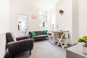 Living area - Modern Home | Sleeps 7 | Free Parking (Stoke-on-Trent)