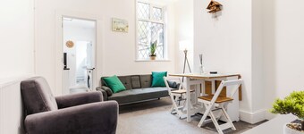 Modern Home | Sleeps 7 | Free Parking