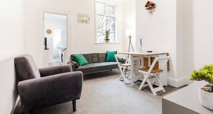 Modern Home | Sleeps 7 | Free Parking