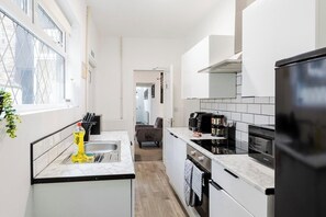 Een koelkast, een microgolfoven, een oven, een kookplaat