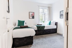 Room - Modern Home | Sleeps 7 | Free Parking (Stoke-on-Trent)