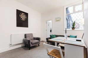 Dining - Modern Home | Sleeps 7 | Free Parking (Stoke-on-Trent)