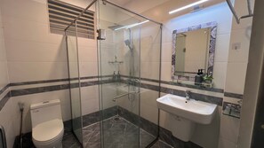 Een douche, gratis toiletartikelen, een haardroger, pantoffels