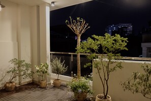 Standard-huone, parveke, kaupunkinäköala | Ulkoalueet