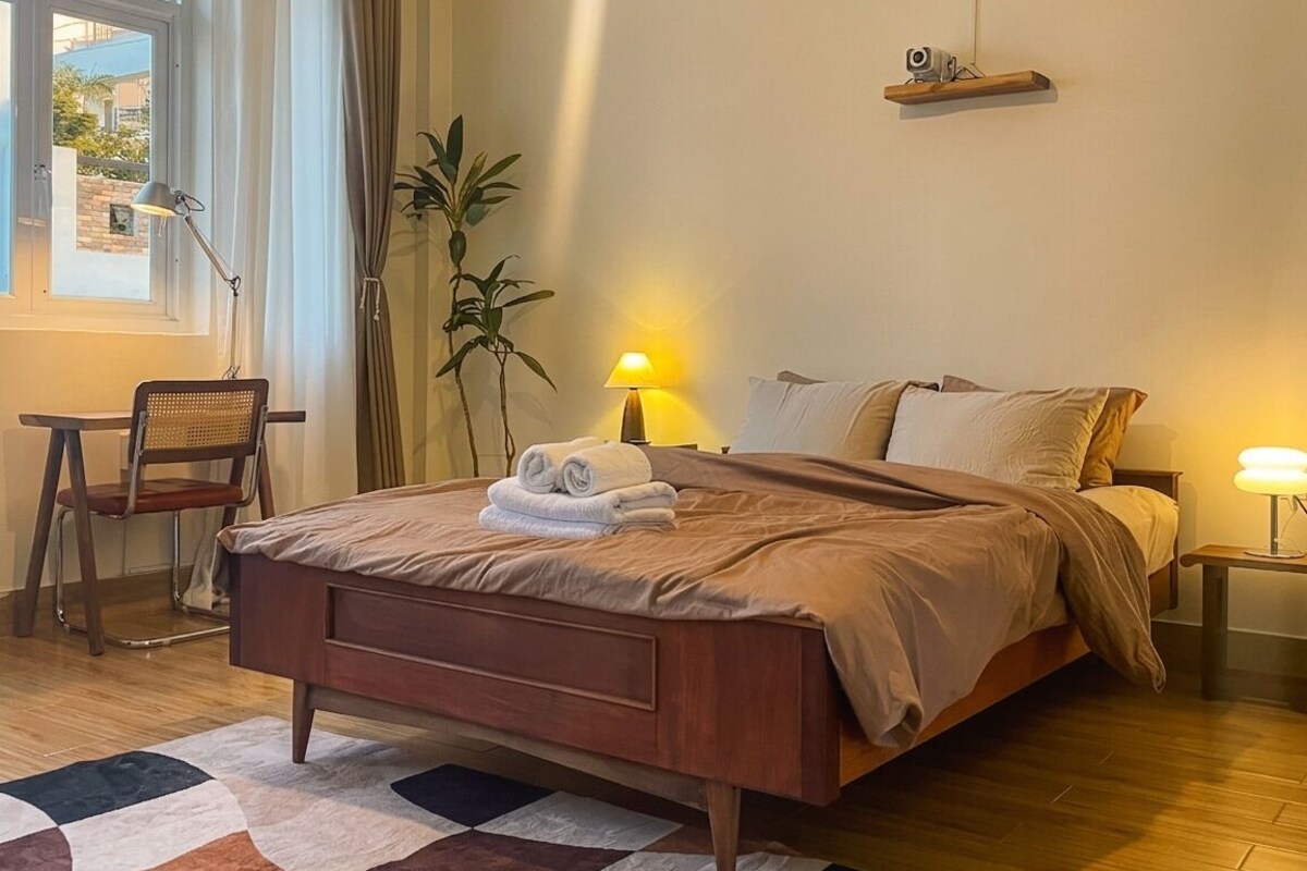 Phòng đôi có thiết kế đặc trưng, 1 giường cỡ king, ban công, quang cảnh thành phố | Bộ trải giường bằng vải cotton Ai Cập, bộ đồ giường cao cấp 