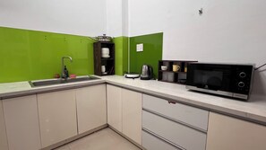 Mini-fridge, electric kettle, cleaning supplies, paper towels - Kén Stay  (Phu Nhuan)