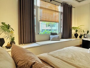 Habitación de diseño doble, balcón, vistas a la ciudad | Sábanas de algodón egipcio y ropa de cama de alta calidad