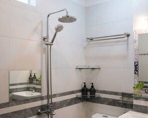 Habitación de diseño doble, balcón, vistas a la ciudad | Baño | Ducha, artículos de higiene personal gratuitos y secador de pelo