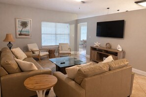 Living area - Castaway Retreat - Free Private Charter with 5 nights or more! (Gulf Breeze)