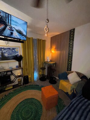 Interior - Van Gogh Themed Stay Near University of Alabama Game Day Private Room (Tuscaloosa)