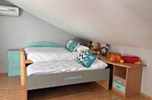 Iron/ironing board, Internet, bed sheets