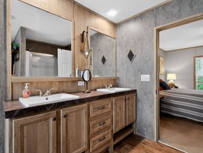 Bathroom - Lake Front - Private Dock on with Boat Launch (Quitman)