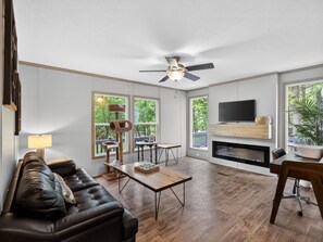 Living area - Lake Front - Private Dock on with Boat Launch (Quitman)