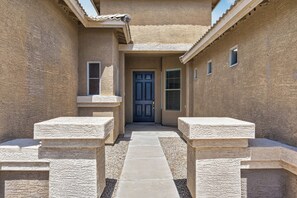 Exterior detail - Entire Home 4BR Goodyear AZ Sleeps 10 Fast Wifi (Goodyear)