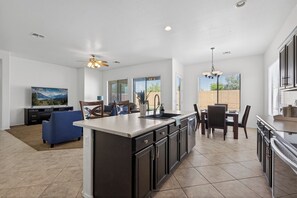 Interior - Entire Home 4BR Goodyear AZ Sleeps 10 Fast Wifi (Goodyear)