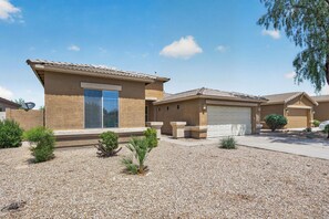 Exterior - Entire Home 4BR Goodyear AZ Sleeps 10 Fast Wifi (Goodyear)