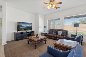 Living area - Entire Home 4BR Goodyear AZ Sleeps 10 Fast Wifi (Goodyear)