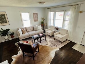 Living area - Cozy 2-bedroom cottage in beautiful Lee's Summit.  Easy walking to downtown! (Lee's Summit)