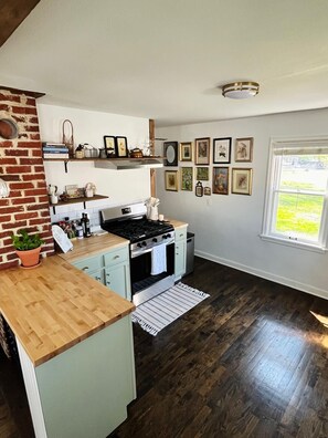 Private kitchen - Cozy 2-bedroom cottage in beautiful Lee's Summit.  Easy walking to downtown! (Lee's Summit)