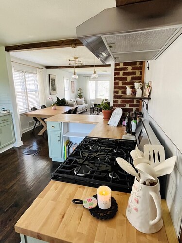 Cozy 2-bedroom cottage in beautiful Lee's Summit.  Easy walking to downtown!