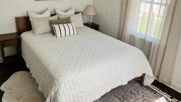 2 bedrooms, iron/ironing board, WiFi