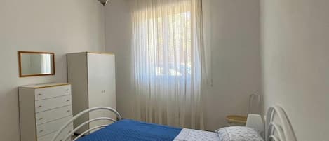 2 bedrooms, iron/ironing board, Internet, bed sheets