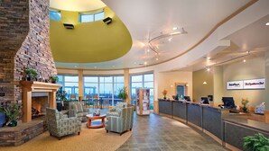 Eine geräumige Lobby mit Kamin, Sitzgruppe und Rezeption.