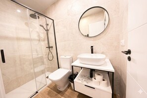 Hair dryer, towels, soap, toilet paper - Nidom isturiz (MADRID centro)