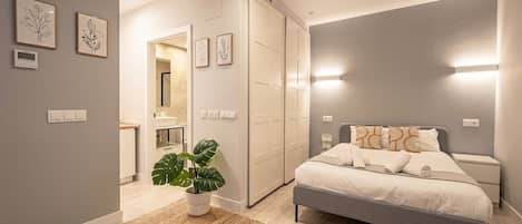 Iron/ironing board, internet, bed sheets