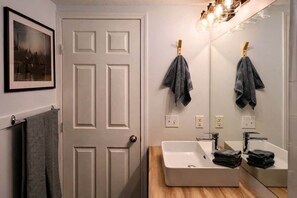 Hair dryer, towels - Sundrift Corner Suite - Near Beach & Ski Hill w/Pool (Invermere)