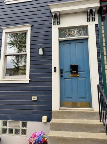 Cozy 2BDRM- Single Home- 1.5 Bath 
5 mins to Acrisure Stadium