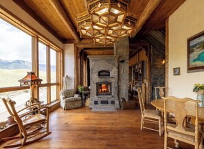 Dining - Timberstone, a Luxurious 3-bedroom home perfect for your Yellowstone adventures! (Gardiner)