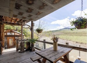 Outdoor dining - Timberstone, a Luxurious 3-bedroom home perfect for your Yellowstone adventures! (Gardiner)