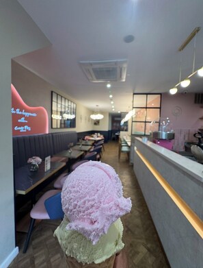 Dining - Cosy and Easy access to Central London and event venues in North London (London)