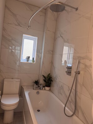 Bathroom - Cosy and Easy access to Central London and event venues in North London (London)