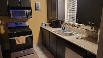 Wasserkocher mit Kaffee-/Teezubehör, Kühlschrank, Mikrowelle, Ofen