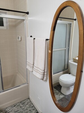 Serviettes fournies, savon, shampooing, papier de toilette