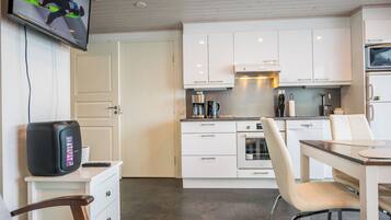 Fridge, microwave, dishwasher, cookware/dishes/utensils