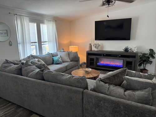 Weeki Wachee 3BR Private Dock, Kayak, Fish & Boat, Trailer Parking, Sleeps 6