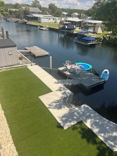 Weeki Wachee 3BR Private Dock, Kayak, Fish & Boat, Trailer Parking, Sleeps 6