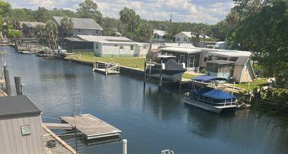 Weeki Wachee 3BR Private Dock, Kayak, Fish & Boat, Trailer Parking, Sleeps 6