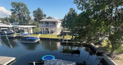 Weeki Wachee 3BR Private Dock, Kayak, Fish & Boat, Trailer Parking, Sleeps 6