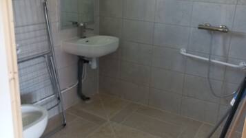 Een douche, toiletpapier