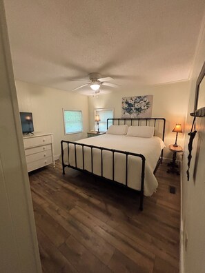 2 bedrooms, iron/ironing board, free WiFi, bed sheets - Quaint 2-bedroom, 1-bath house in charming Cowee Valley Franklin NC (Franklin)