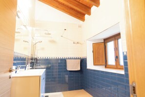 Hus - udsigt til have | Badeværelse