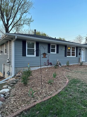 Exterior - 3BR Family Home - central Lawrence - near KU (Lawrence)