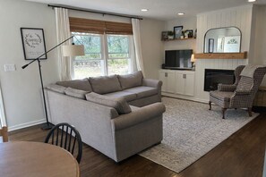 Living area - 3BR Family Home - central Lawrence - near KU (Lawrence)