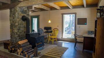Cabaña, varias camas, patio, vistas a la montaña (Off Grid Retreat) | Interior
