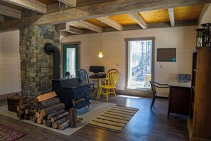 Cabaña, varias camas, patio, vista a la montaña (Off Grid Retreat) | Interior